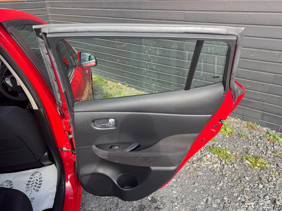 2017 Nissan Leaf - image 16