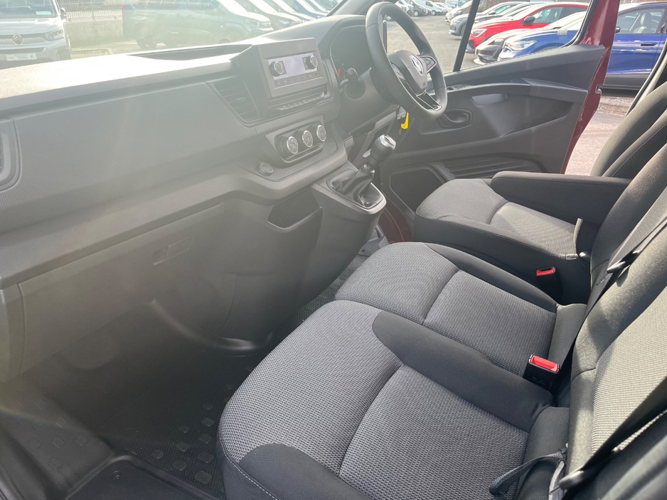2023 Renault Trafic Passenger - image 14