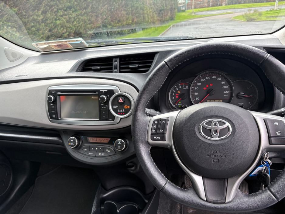 2012 Toyota Yaris - image 15
