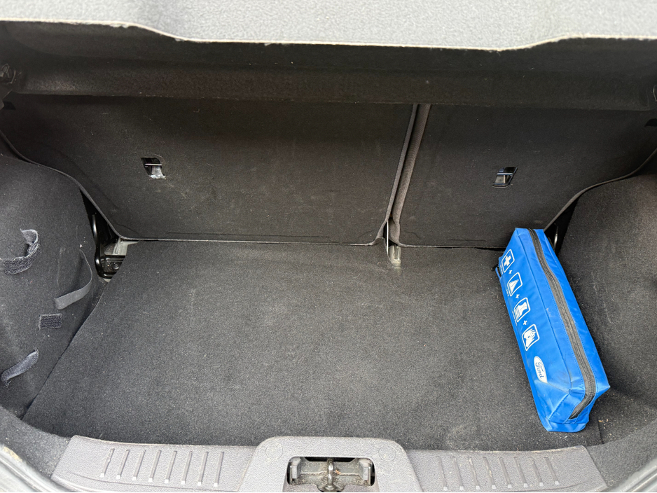 2014 Ford Fiesta - image 8