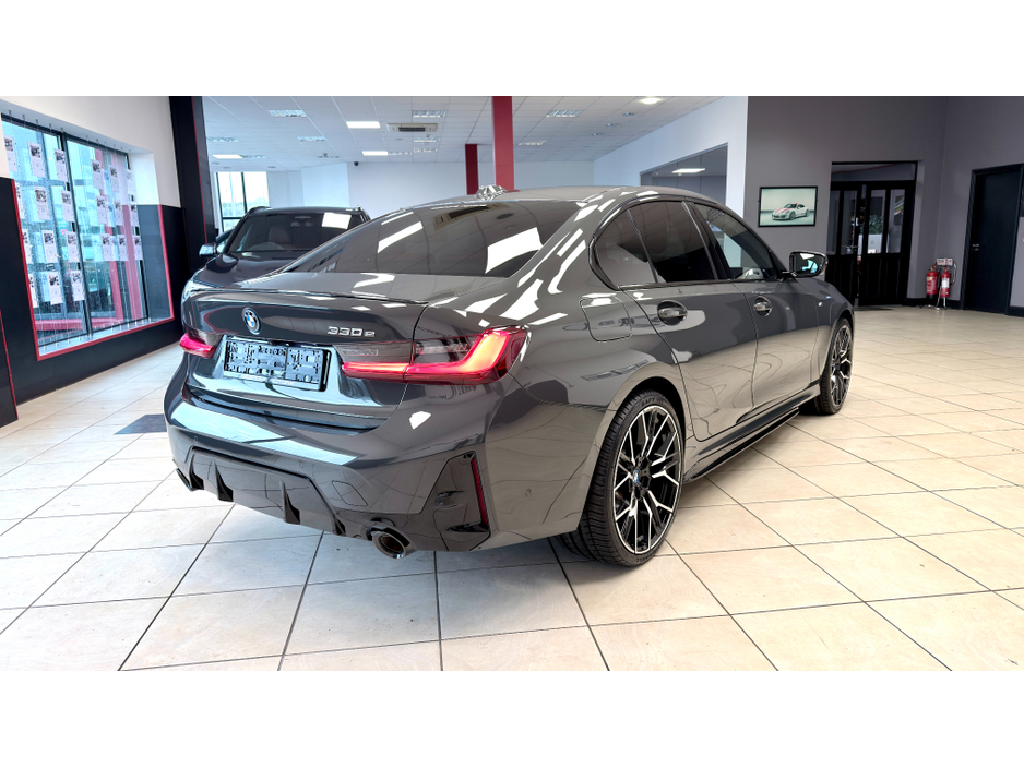 2024 BMW 3 Series - image 27