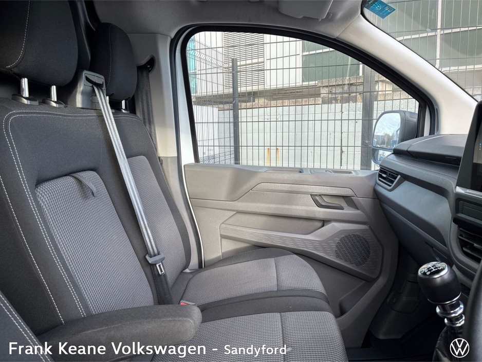 2025 Volkswagen Transporter - image 4