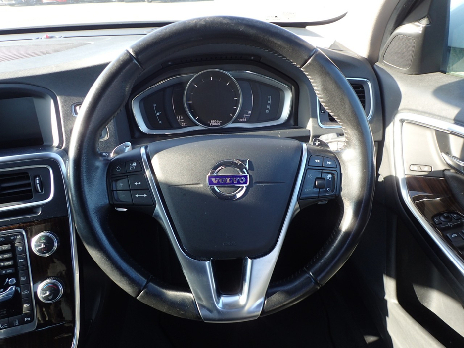 2018 Volvo V60 - image 11