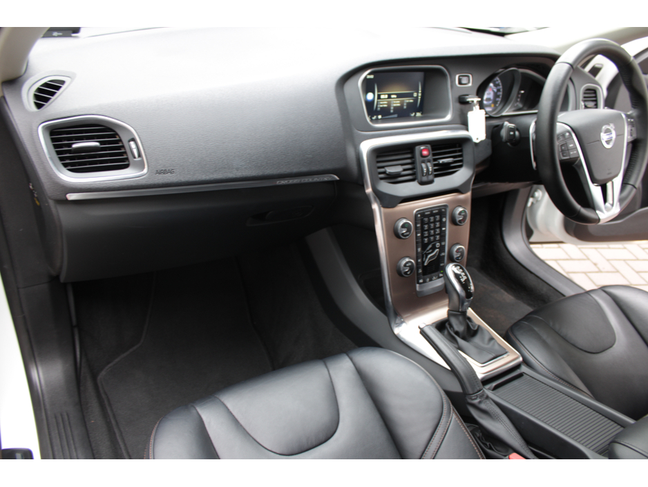 2016 Volvo V40 Cross Country - image 20