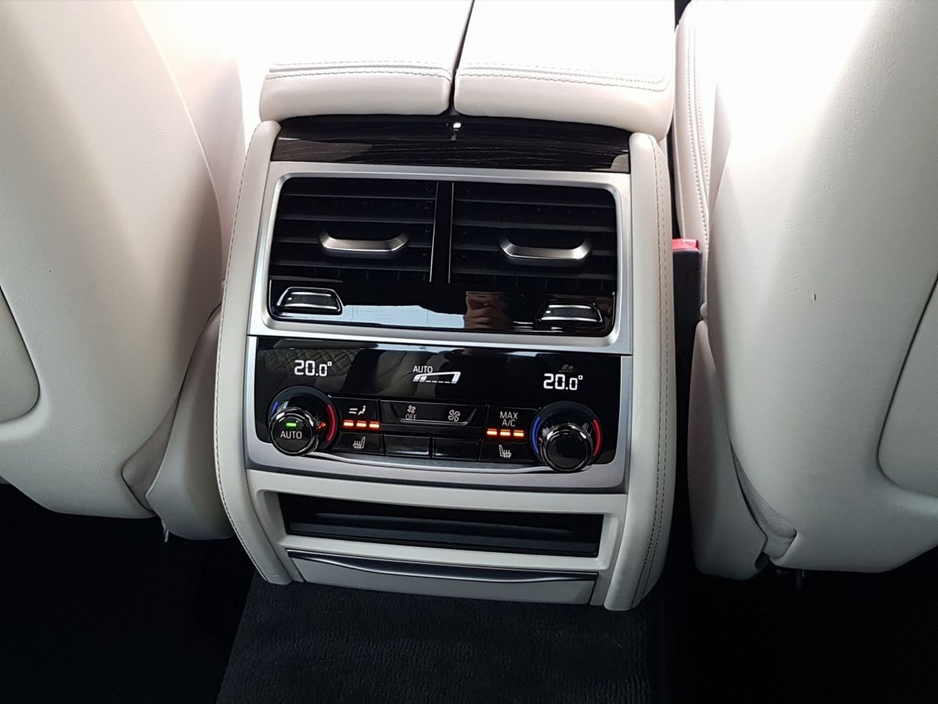 2020 BMW 7 Series - image 24