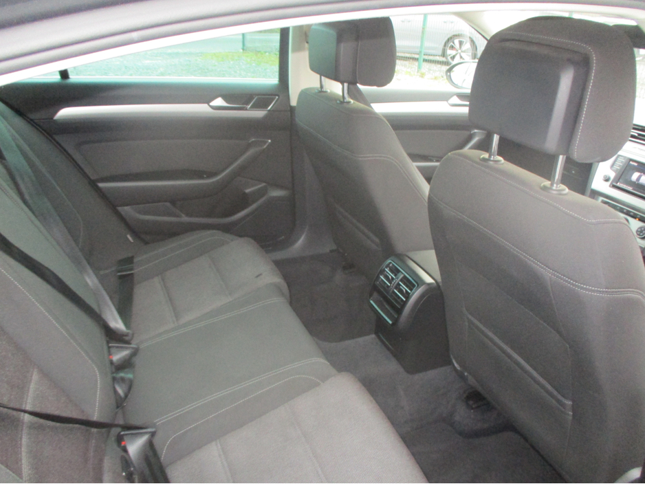 2016 Volkswagen Passat - image 4