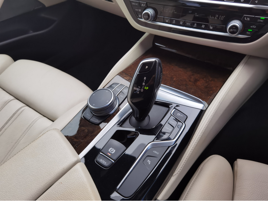 2019 BMW 5 Series - image 18