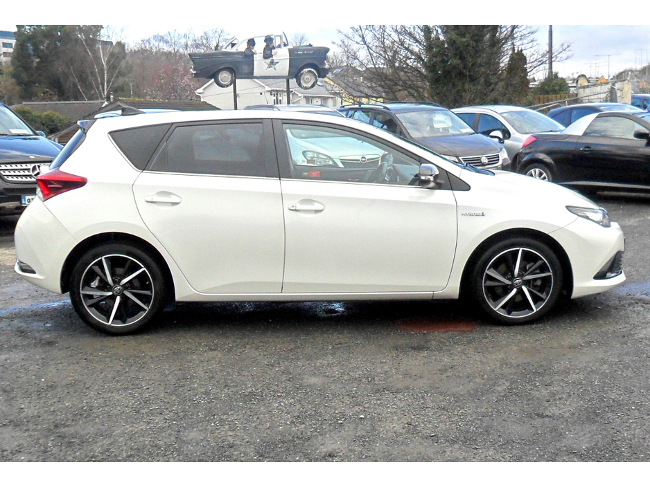 2018 Toyota Auris - image 4