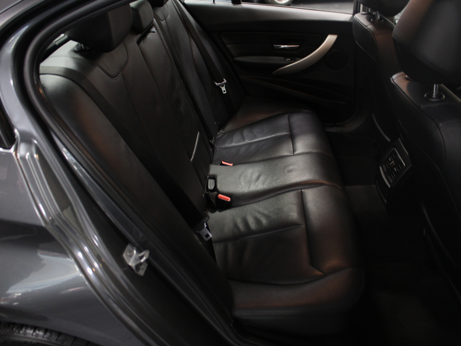 2018 BMW 3 Series - image 25