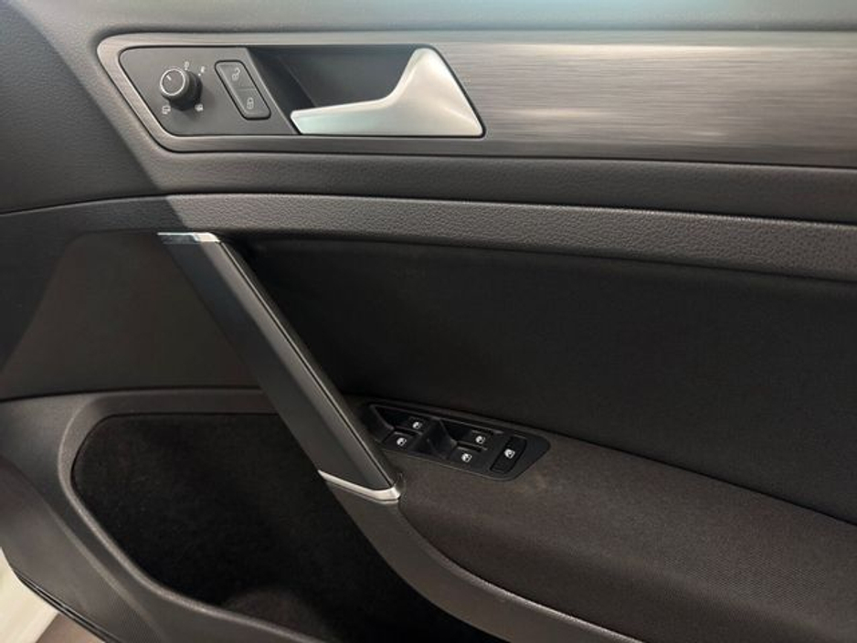 2019 Volkswagen Golf - image 12