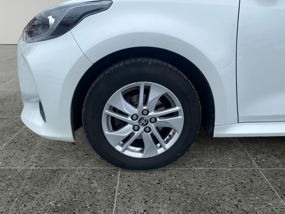 2023 Toyota Yaris - image 7