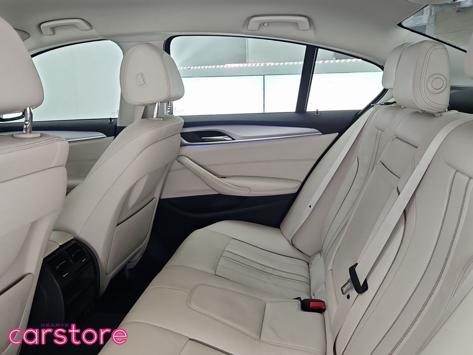 2021 BMW 5 Series - image 13