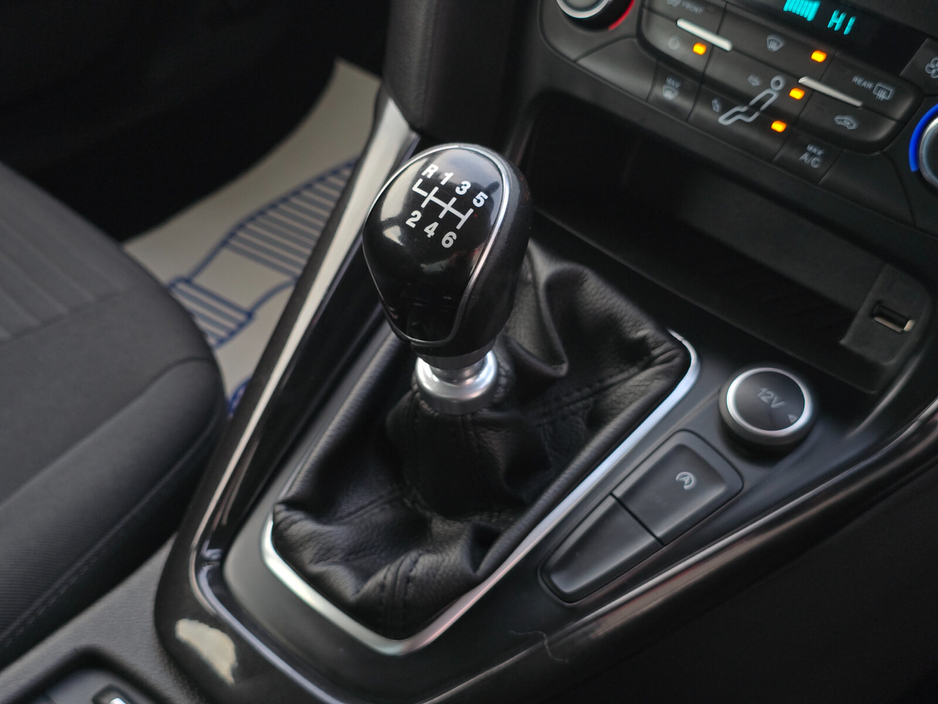 2016 Ford Focus - image 25