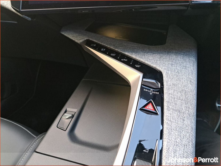 2025 Peugeot 5008 TOP SPEC ! BEV 73kwh 210hp GT ! €58,900