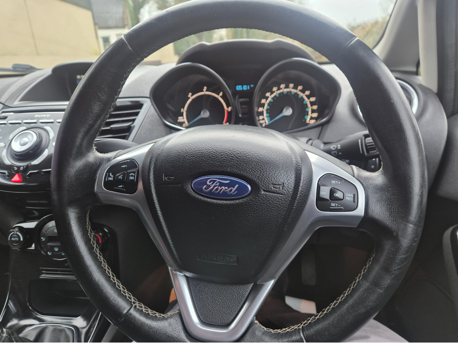 2016 Ford Fiesta - image 9