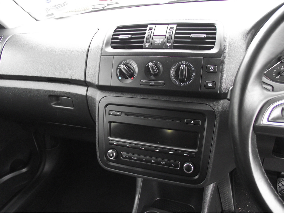 2014 Skoda Fabia - image 5