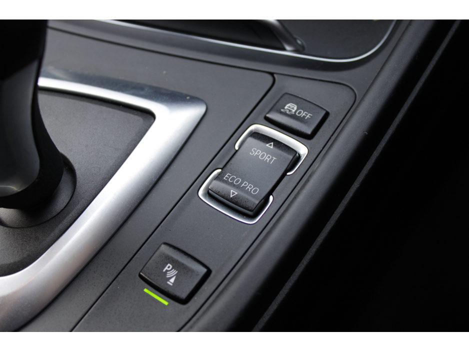 2018 BMW 3 Series - image 17