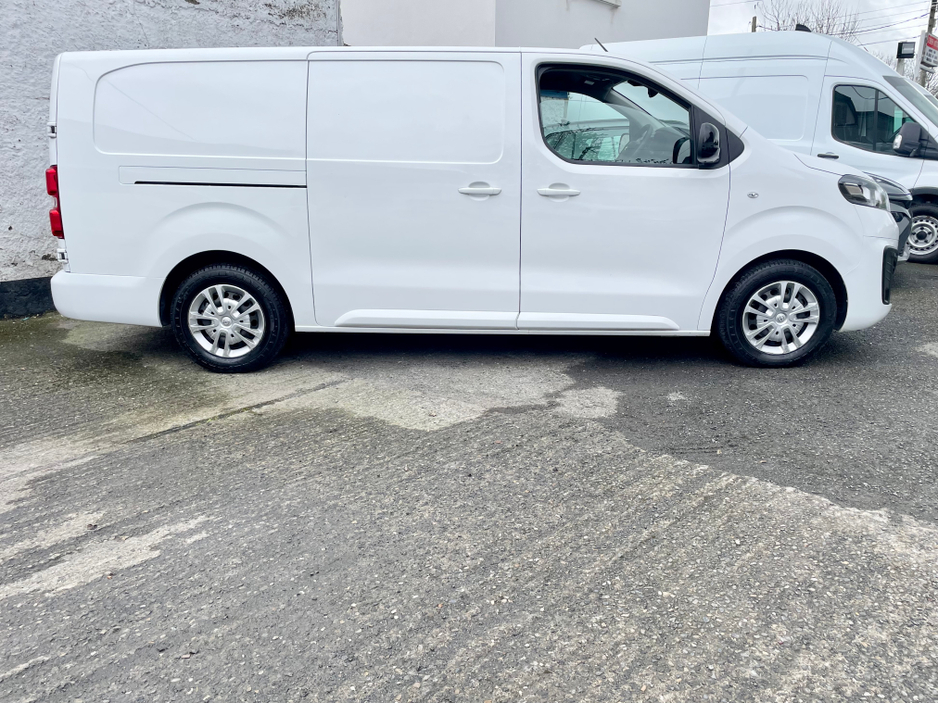 2022 Opel Vivaro - image 4