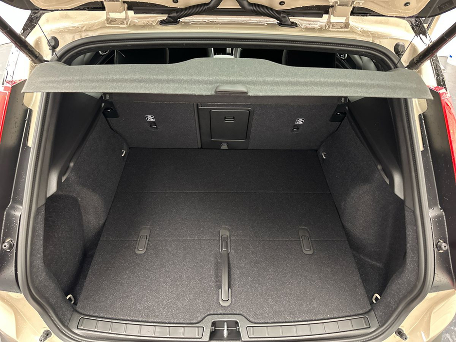 2026 Volvo EX40 - image 9