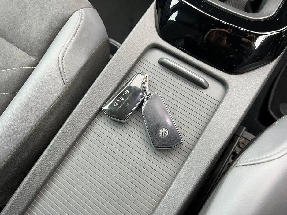 2023 Volkswagen ID.4 LIFE 77KWH // APPLE CARPLAY/ANDROID AUTO // REVERSE CAMERA // HEATED MULTIFUNCTION STEERING WHEEL €20,950