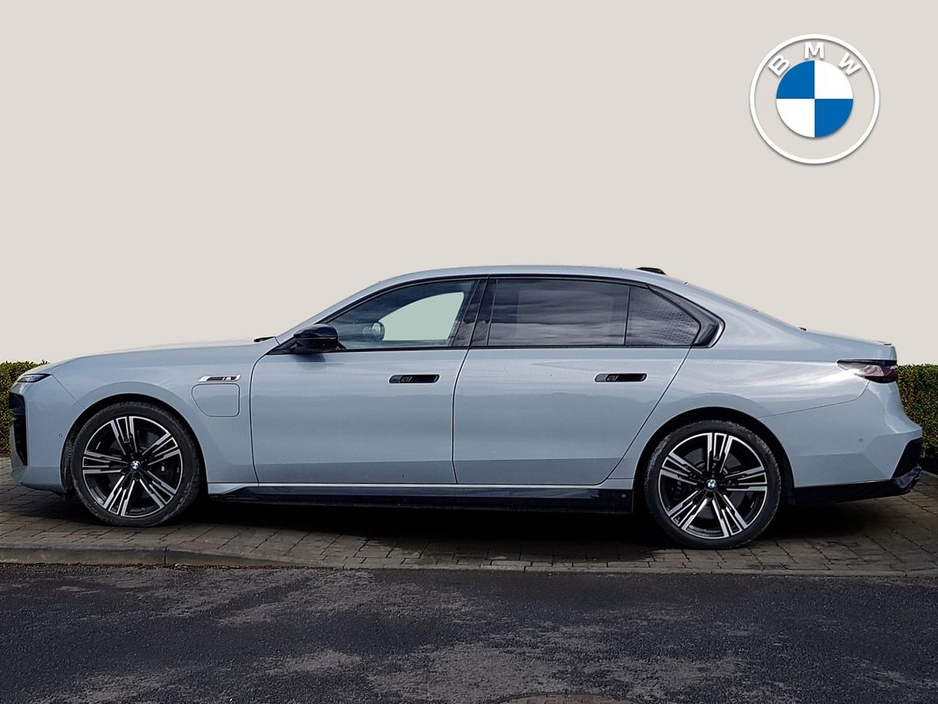 2025 BMW 7 Series - image 3