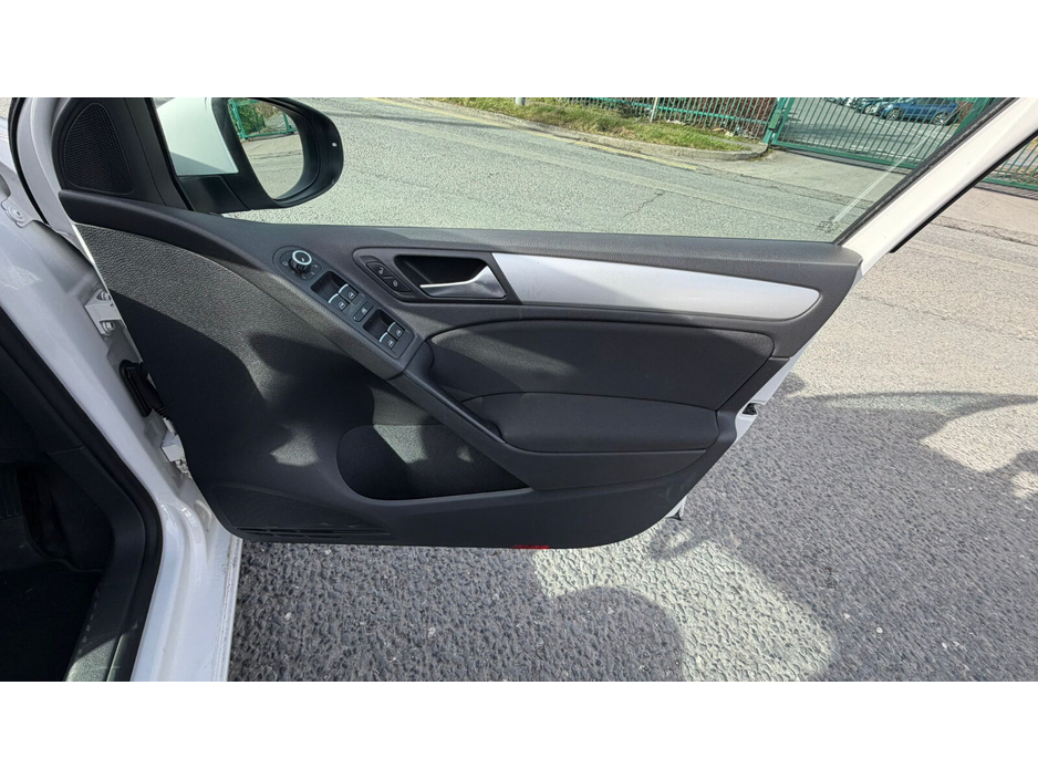 2012 Volkswagen Golf - image 20