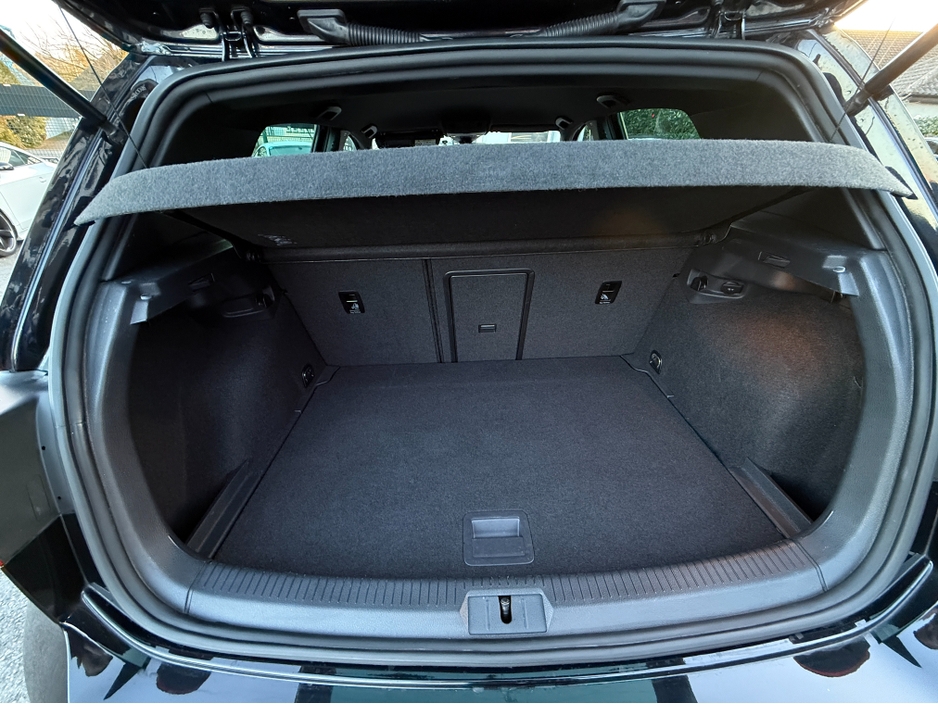 2016 Volkswagen Golf - image 2