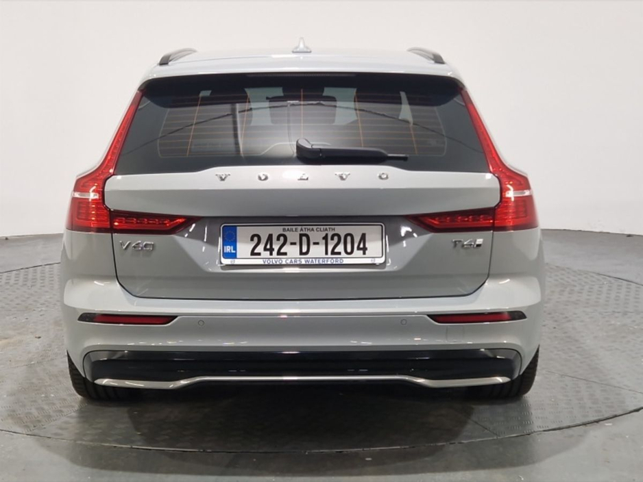 2024 Volvo V60 - image 6