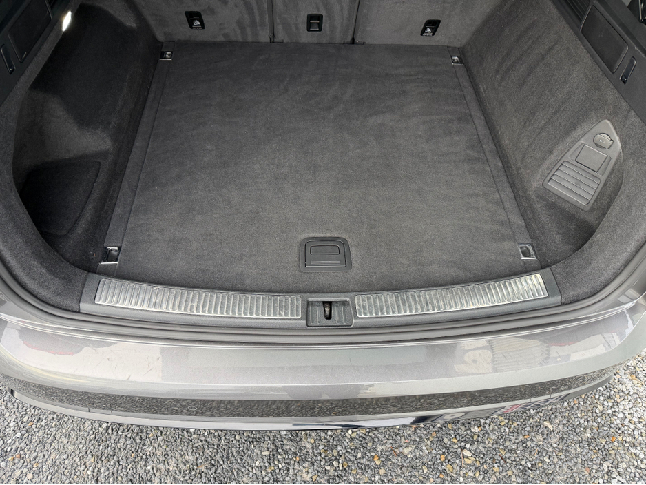 2019 Volkswagen Touareg - image 20