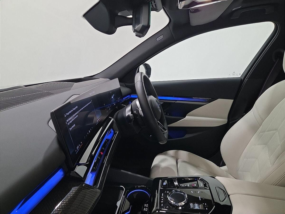 2025 BMW i5 - image 7