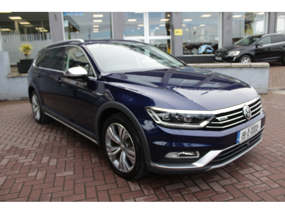 2019 Volkswagen Passat - image 2