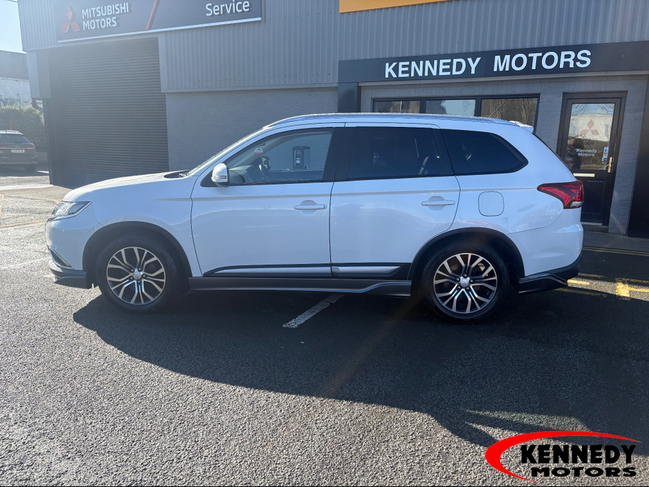 2016 Mitsubishi Outlander - image 4