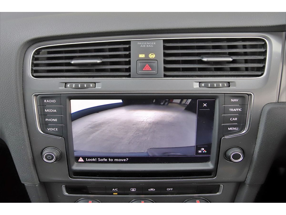 2016 Volkswagen Golf - image 19