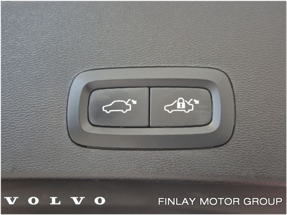 2022 Volvo XC40 - image 25