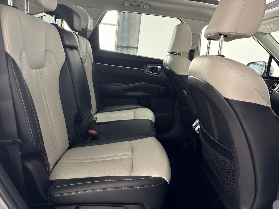 2023 Kia Sorento - image 29
