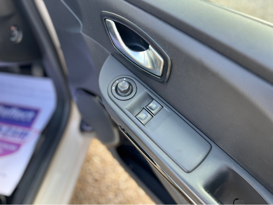 2017 Renault Clio - image 16