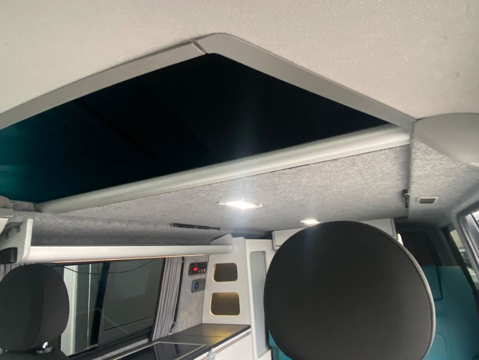 2018 Volkswagen Transporter - image 25