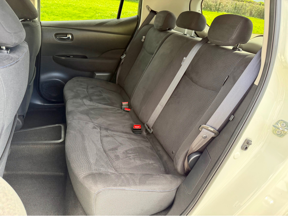 2015 Nissan Leaf - image 24