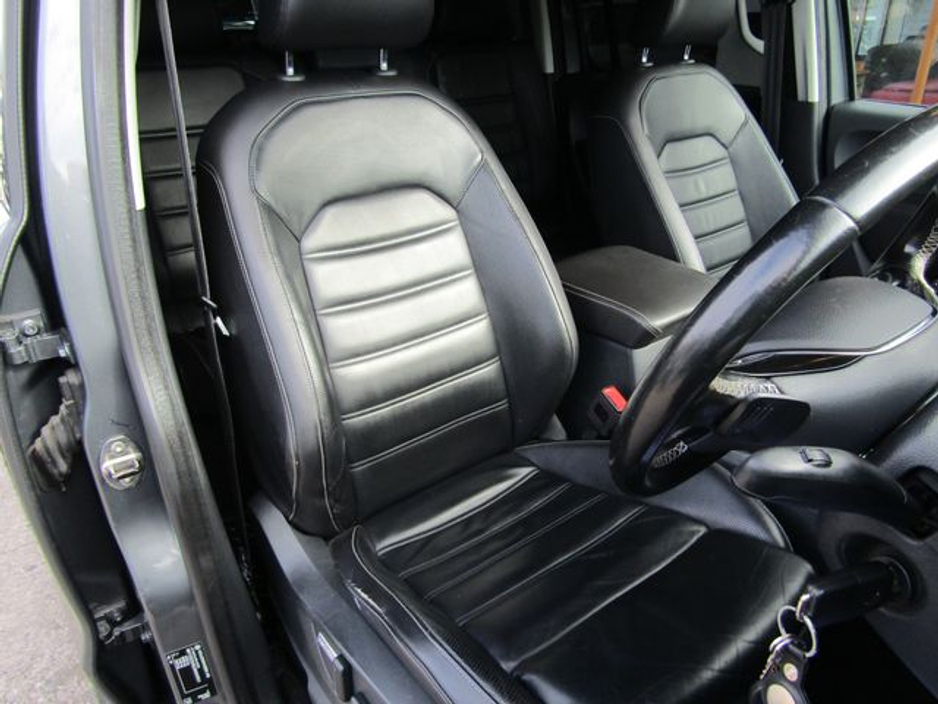 2017 Volkswagen Amarok - image 14