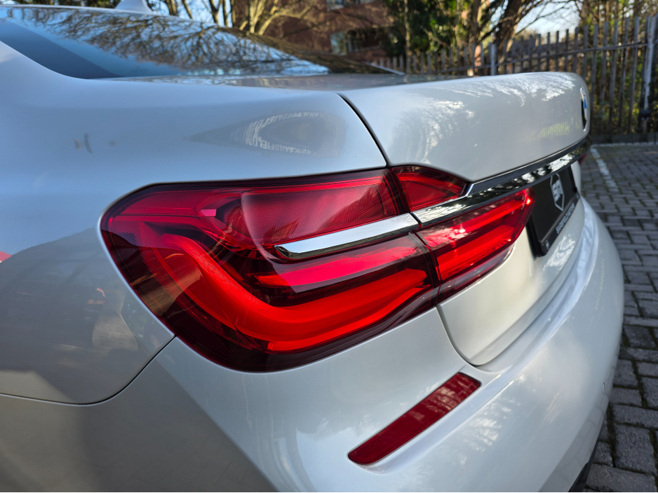 2017 BMW 7 Series - image 12