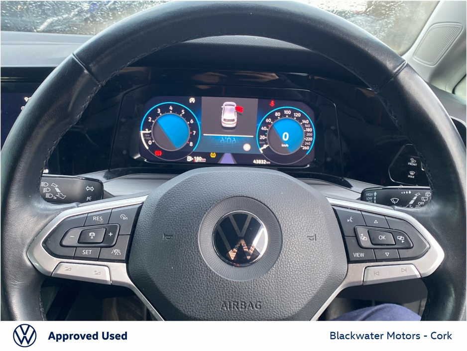 2022 Volkswagen Golf - image 15