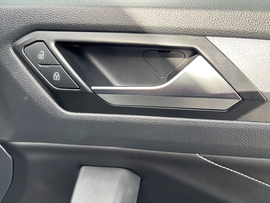 2023 Volkswagen T-Roc - image 32