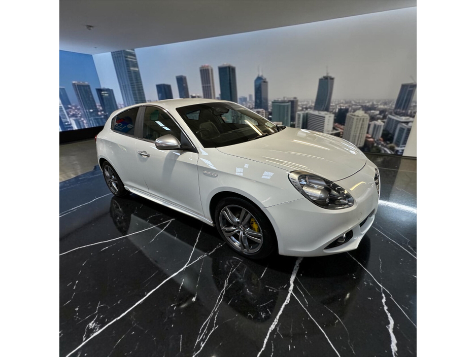 2015 Alfa Romeo Giulietta - image 3