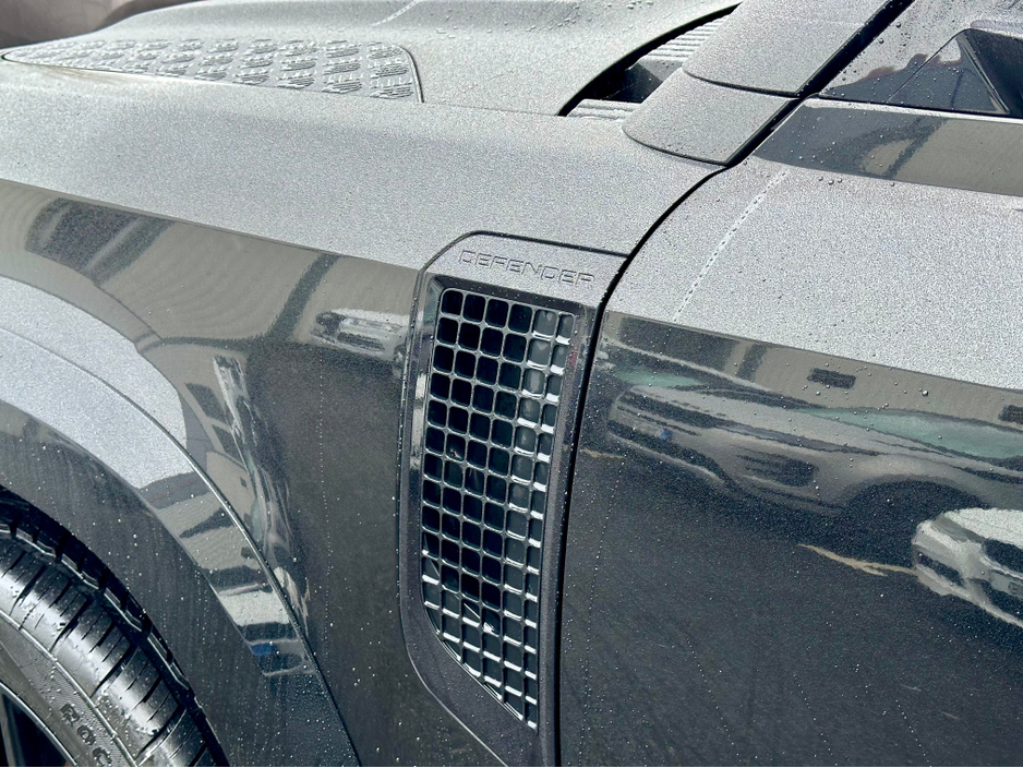 2022 Land Rover Defender ++LOW KM++ 3 SEATS / PLUS VAT €53,000