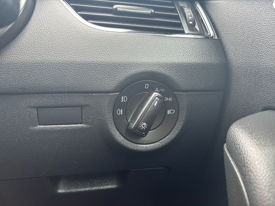 2020 Skoda Octavia - image 15