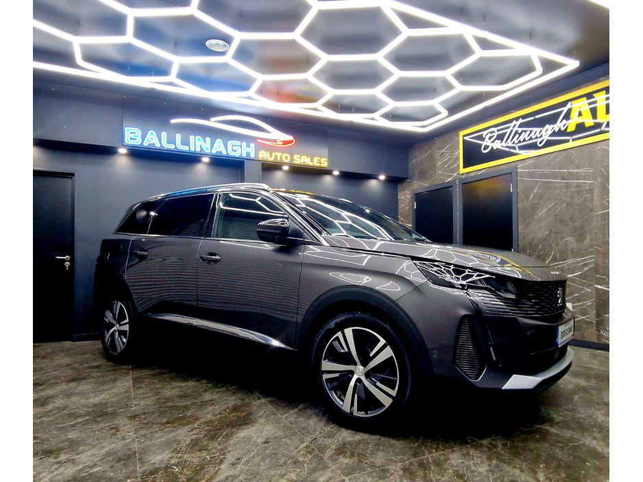 2023 Peugeot 5008 - image 2