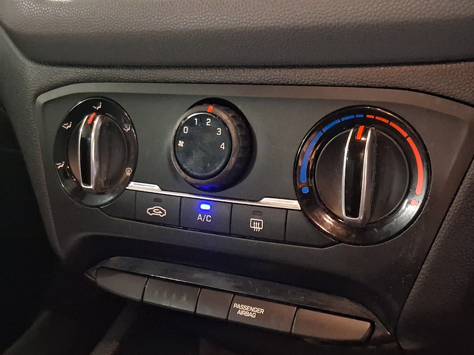 2015 Hyundai i20 - image 10