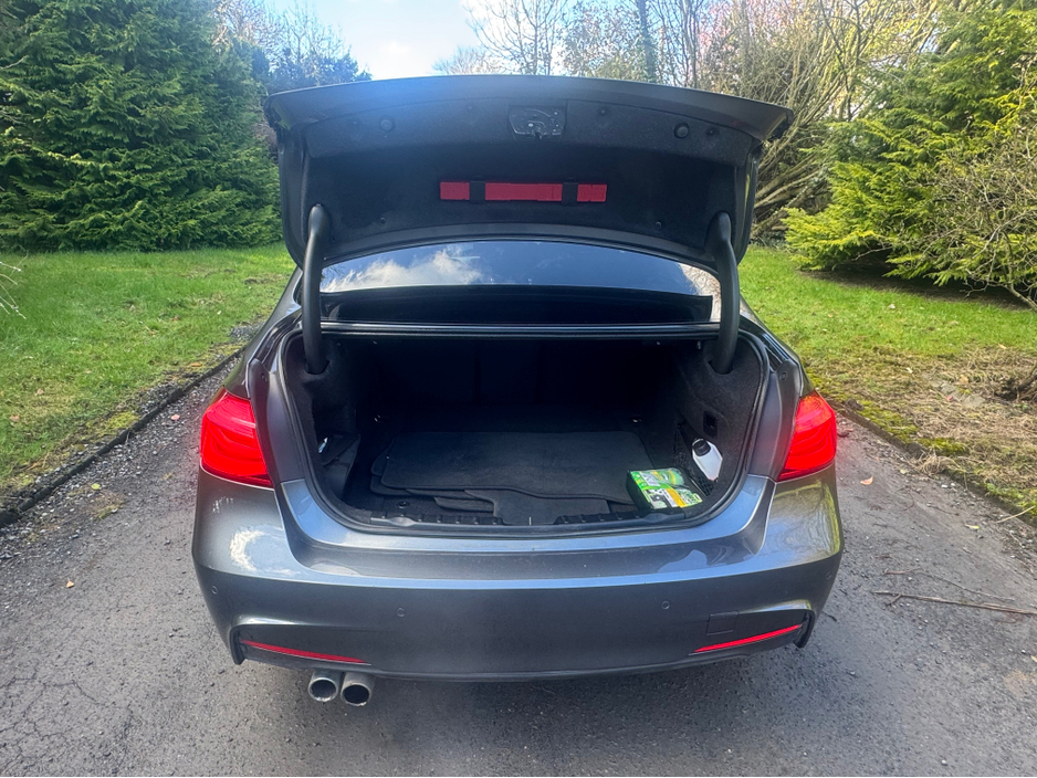 2018 BMW 3 Series - image 9