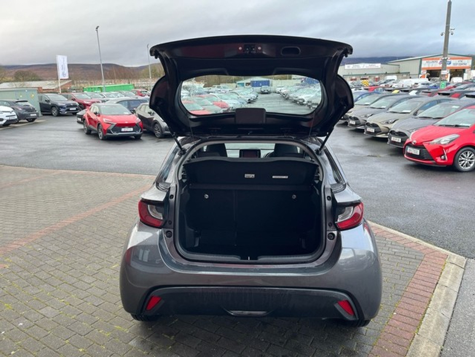 2022 Toyota Yaris - image 10