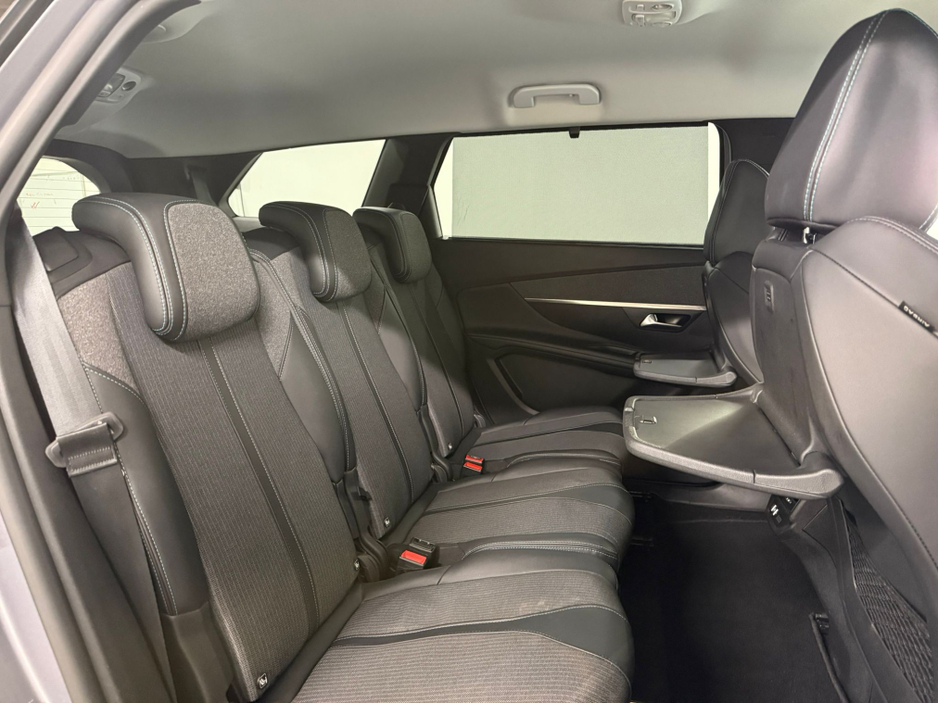 2022 Peugeot 5008 - image 13